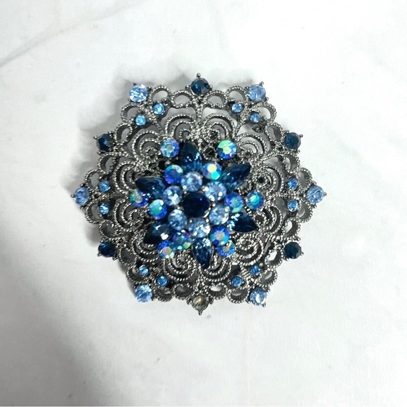 Elegant Blue Rhinestone Floral Filigree Scarf Clip 2 1/4" Diameter Vintage - Picture 1 of 7